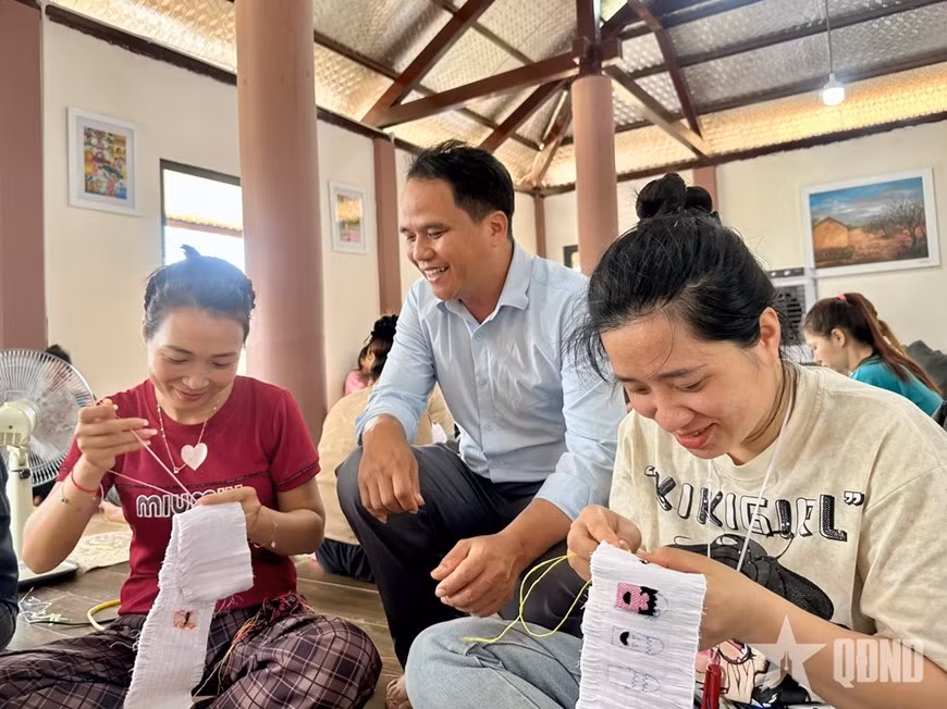 Lớp học thêu dành cho cán bộ, hội viên phụ nữ thôn Làng Nủ, xã Phúc Khánh và địa bàn lân cận.