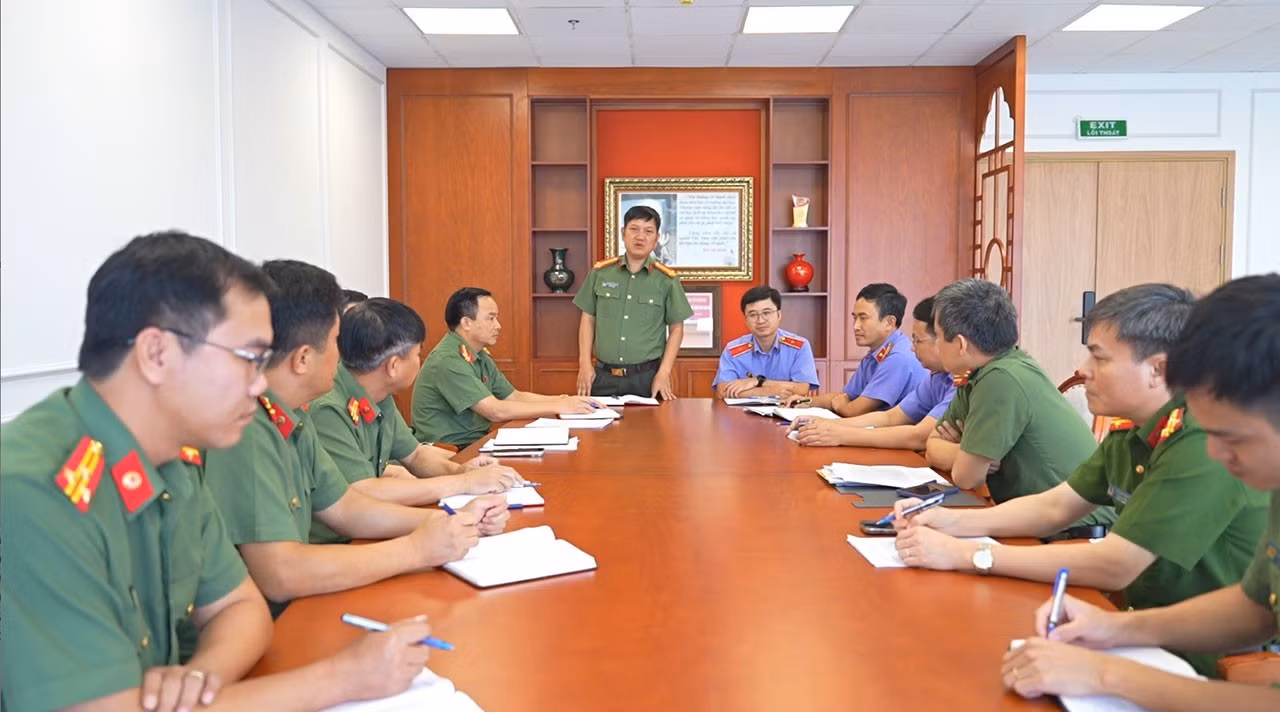 Thượng tá Nguyễn Đức Mạnh - Phó Giám đốc Công an tỉnh Quảng Ninh chủ trì họp Ban chuyên án bóc gỡ đường dây lừa đảo , mua bán dữ liệu và rửa tiền trên không gian mạng.