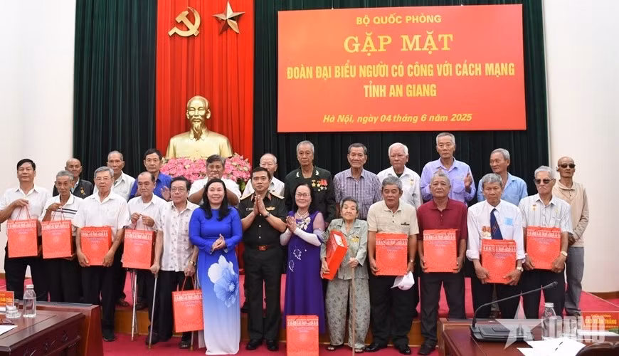 Bộ Quốc phòng gặp mặt, tặng quà đại biểu người có công tỉnh An Giang tháng 6-2025, tại Hà Nội. Ảnh minh họa: qdnd.vn