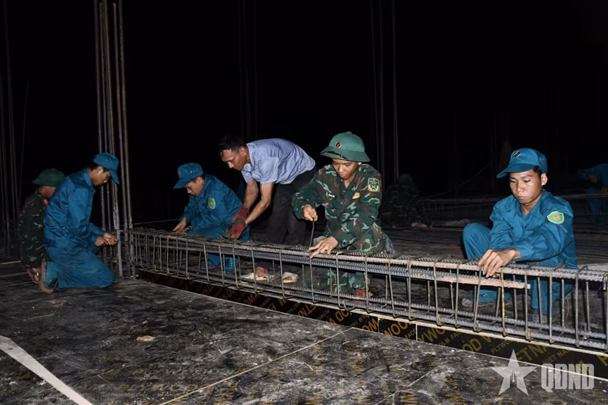 Cán bộ, chiến sĩ Trung đoàn 996, Bộ CHQS tỉnh Quảng Trị và lực lượng dân quân địa phương tham gia xây dựng Trường Phổ thông nội trú liên cấp Tiểu học và THCS Thượng Trạch (xã Thượng Trạch, tỉnh Quảng Trị) đầu tháng 8-2026.