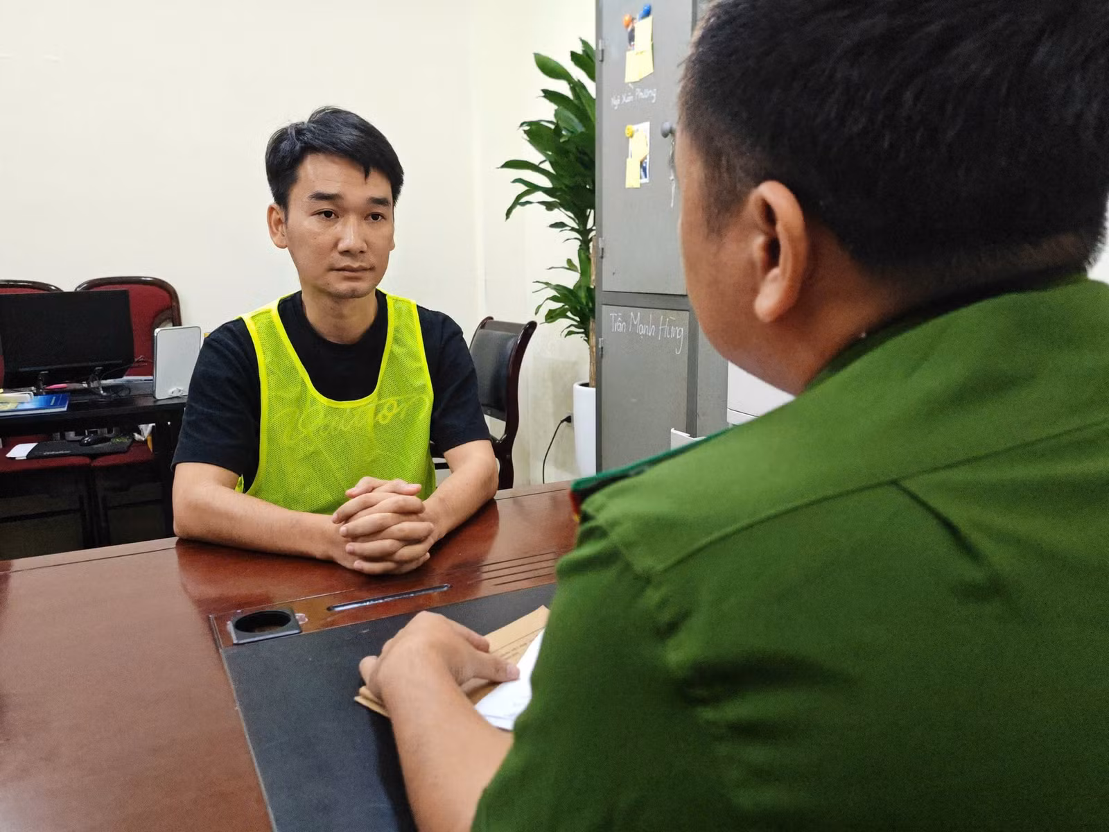 Đối tượng Vũ Hải Long tại cơ quan Công an.