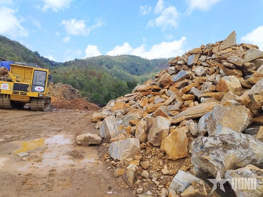 Trên công trường xây dựng Trường Phổ thông nội trú liên cấp Tiểu học và THCS Y Tý (xã Y Tý, tỉnh Lào Cai) đầu tháng 4-2026.