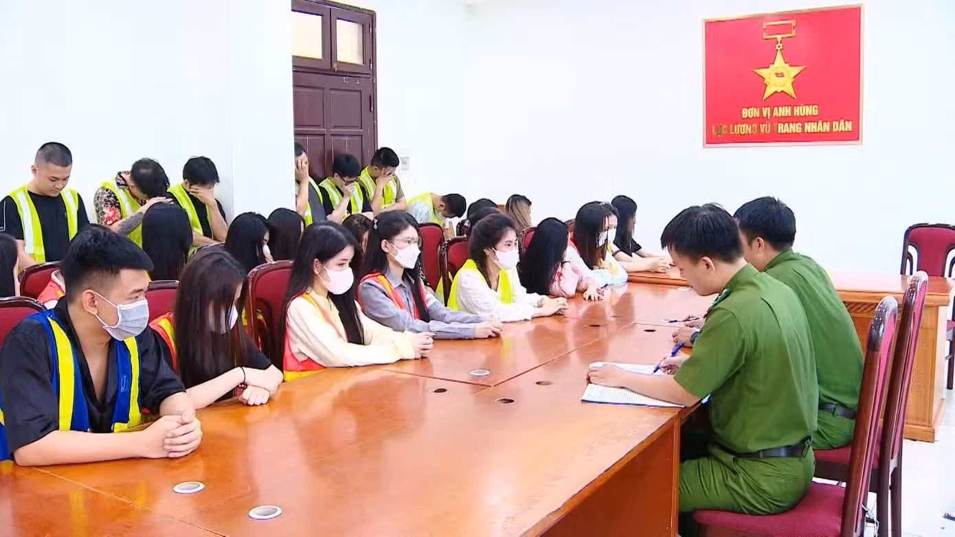 Công an Hà Nội vừa triệu tập 47 đối tượng liên quan đường dây mua bán tinh dầu thuốc lá điện tử chứa ma túy