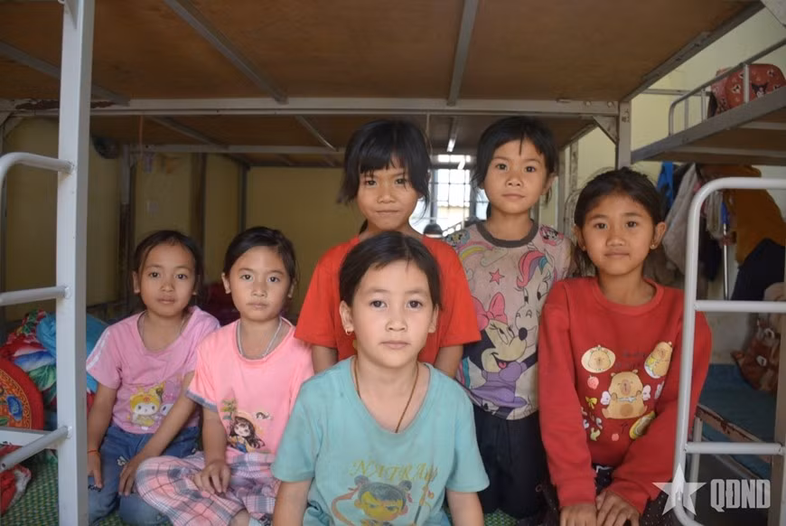 Học sinh nội trú tại Trường Tiểu học và THCS Pa Thơm (xã Thanh Yên, tỉnh Điện Biên), tháng 4-2026. Ảnh: VŨ LAM