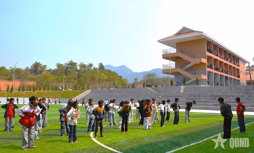 Một giờ học thể dục của học sinh Trường Phổ thông nội trú liên cấp Tiểu học và THCS Si Pa Phìn (xã Si Pa Phìn, tỉnh Điện Biên). Ảnh: VŨ LAM