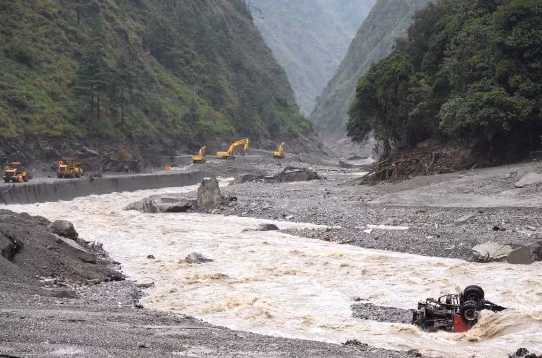 Mọi hoạt động cứu hộ tại Nepal và Trung Quốc hiện tạm dừng khi có thông tin về việc hồ chắn dòng bắt đầu tràn, dẫn tới nguy cơ lũ lụt thứ cấp. Ảnh: Reuters