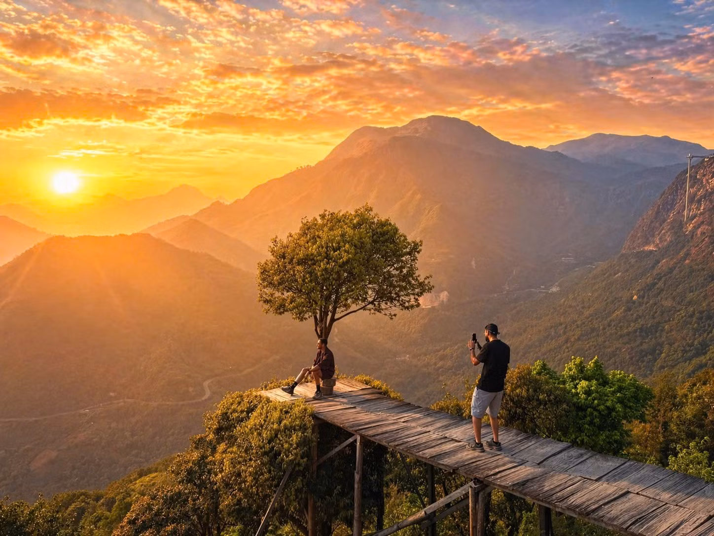 Anh Michael tranh thủ chụp ảnh cho bạn với cảnh hoàng hôn đang buông xuống tại khu vực cây Cô Đơn trên đèo Ô Quy Hồ.
