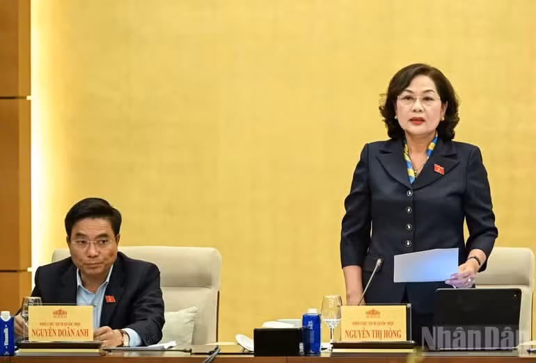 Phó Chủ tịch Quốc hội Nguyễn Thị Hồng phát biểu kết luận phiên họp.
