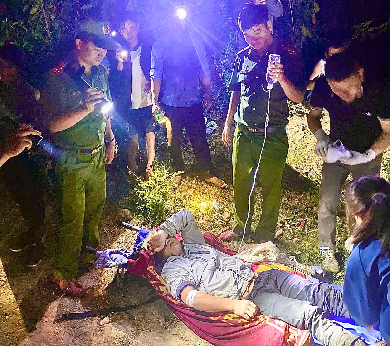 cong-an-xa-cung-cac-luc-luong-va-nhan-dan-kip-thoi-dua-anh-gia-ra-khoi-khe-suoi-de-den-so-cuu.jpg