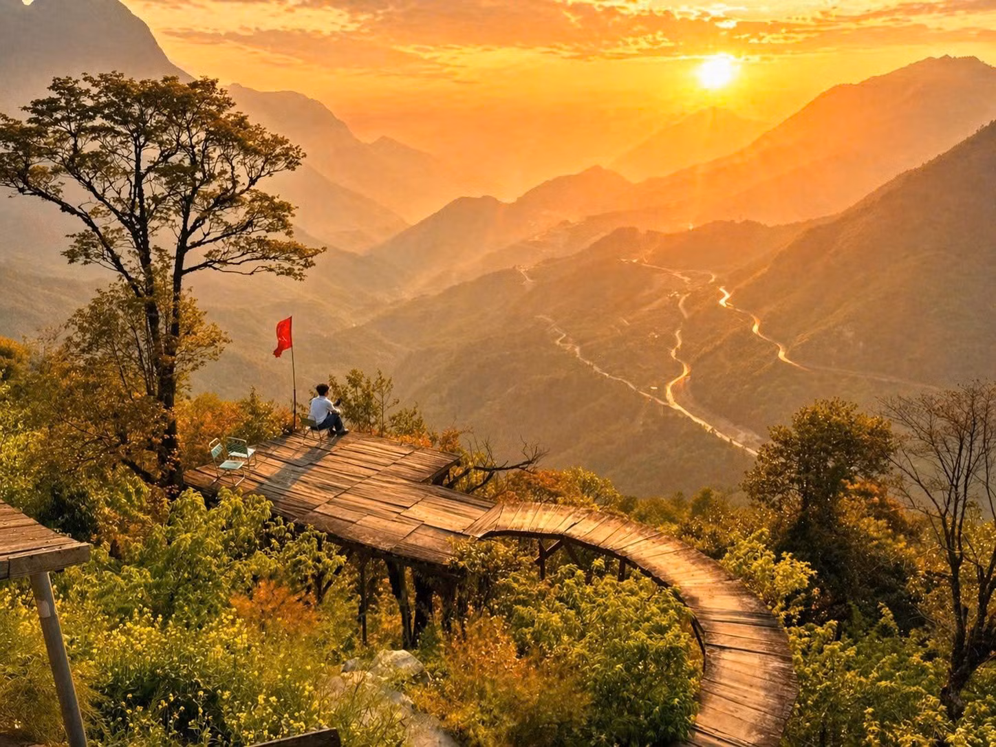 Du khách Quốc Thái ngắm nhìn hoàng hôn từ trên cao ở khu vực đèo Ô Quy Hồ.