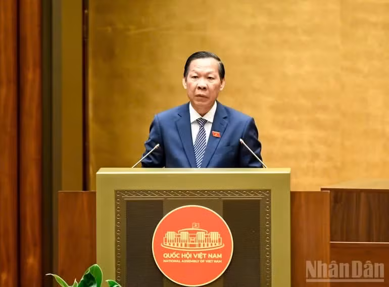 Chủ nhiệm Ủy ban Kinh tế và Tài chính Phan Văn Mãi nêu quan điểm thẩm tra.