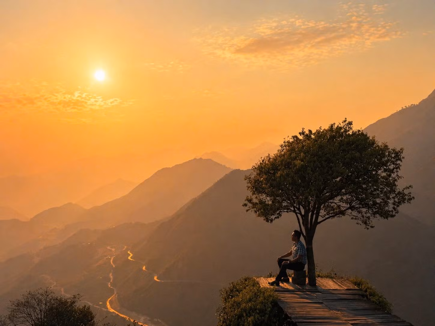 Khoảnh khắc giao hòa giữa ánh sáng và núi non khiến Ô Quy Hồ trở thành điểm ngắm hoàng hôn lý tưởng dành cho các du khách.