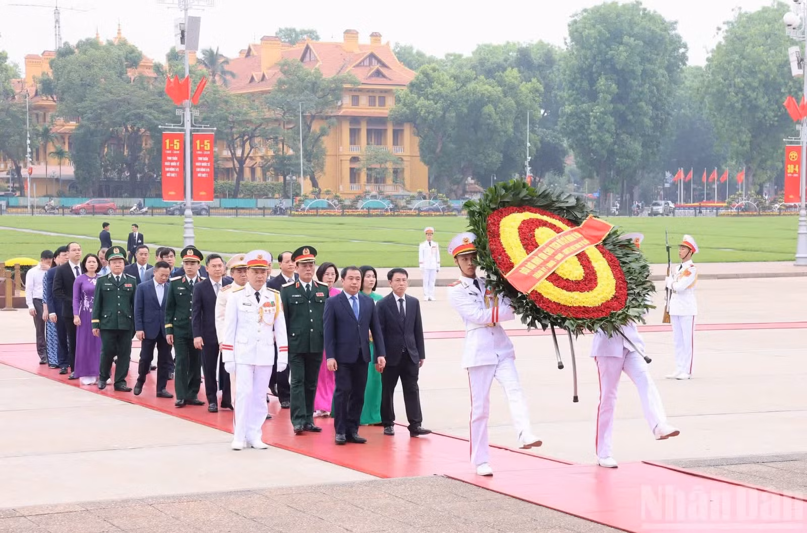 Đoàn đại biểu Thành ủy, Hội đồng nhân dân, Ủy ban nhân dân, Ủy ban Mặt trận Tổ quốc Việt Nam thành phố Hà Nội đặt vòng hoa và vào Lăng viếng Chủ tịch Hồ Chí Minh.