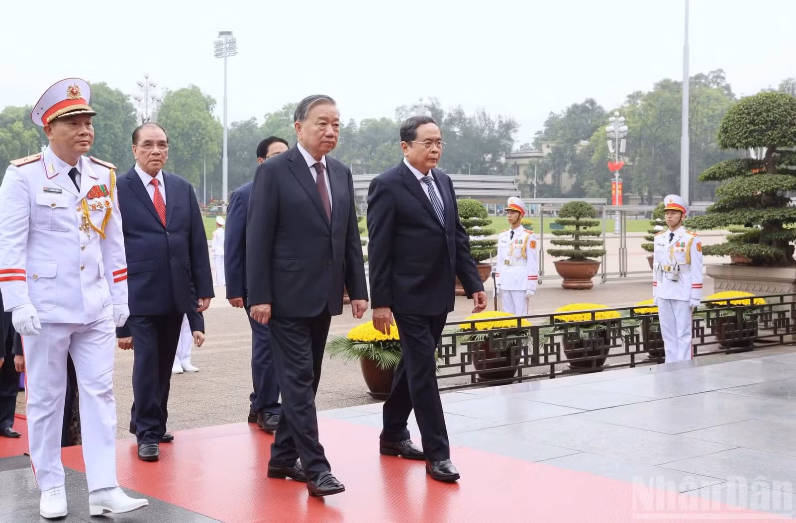 Đoàn đại biểu lãnh đạo, nguyên lãnh đạo Đảng, Nhà nước do Tổng Bí thư, Chủ tịch nước Tô Lâm dẫn đầu vào Lăng viếng Chủ tịch Hồ Chí Minh.