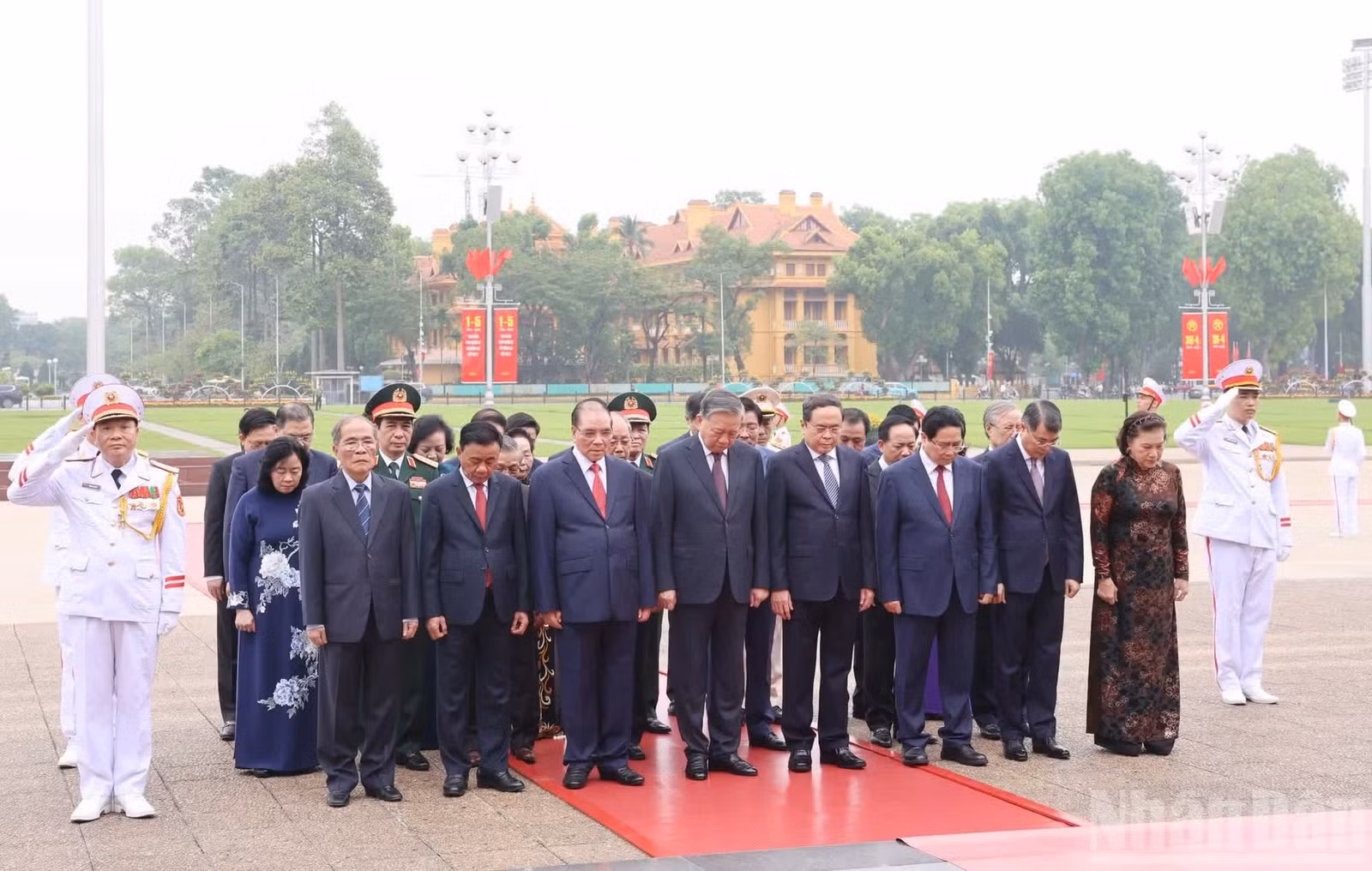 Đoàn đại biểu lãnh đạo, nguyên lãnh đạo Đảng, Nhà nước do Tổng Bí thư, Chủ tịch nước Tô Lâm dẫn đầu thành kính tưởng niệm Chủ tịch Hồ Chí Minh.