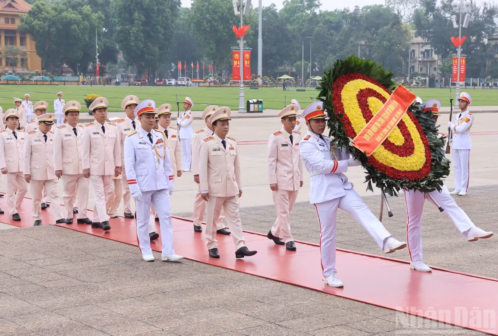 Đoàn đại biểu Đảng ủy Công an Trung ương, Bộ Công an đặt vòng hoa và vào Lăng viếng Chủ tịch Hồ Chí Minh.