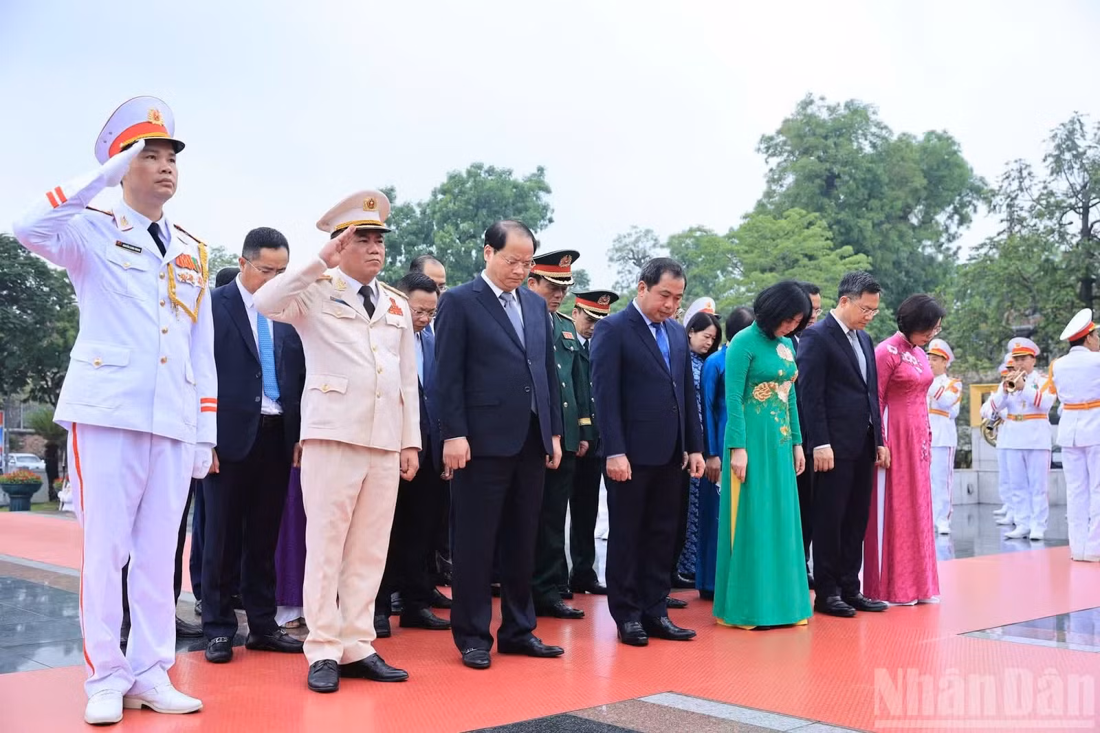 Đoàn đại biểu Thành ủy, Hội đồng nhân dân, Ủy ban nhân dân, Ủy ban Mặt trận Tổ quốc Việt Nam thành phố Hà Nội tưởng niệm các Anh hùng liệt sĩ.