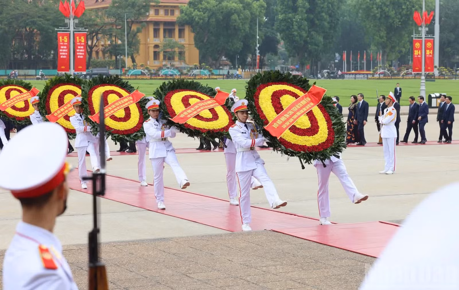 Vòng hoa của Đoàn mang dòng chữ "Đời đời nhớ ơn Chủ tịch Hồ Chí Minh vĩ đại".