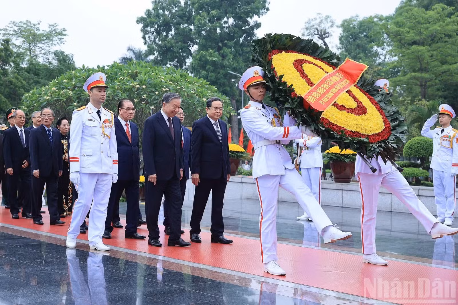 Đoàn đại biểu lãnh đạo, nguyên lãnh đạo Đảng, Nhà nước do Tổng Bí thư, Chủ tịch nước Tô Lâm dẫn đầu đặt vòng hoa tại Đài tưởng niệm các Anh hùng liệt sĩ.