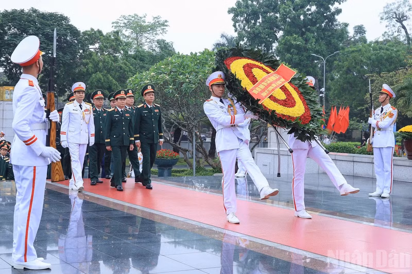 Đoàn đại biểu Quân ủy Trung ương, Bộ Quốc phòng đến đặt vòng hoa tại Đài tưởng niệm các Anh hùng liệt sĩ.