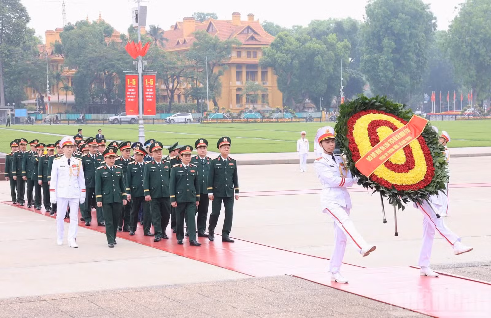 Đoàn đại biểu Quân ủy Trung ương, Bộ Quốc phòng đặt vòng hoa và vào Lăng viếng Chủ tịch Hồ Chí Minh.