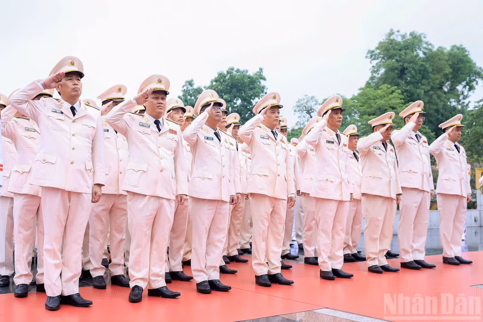 Đoàn đại biểu Đảng ủy Công an Trung ương, Bộ Công an tưởng niệm các Anh hùng liệt sĩ.