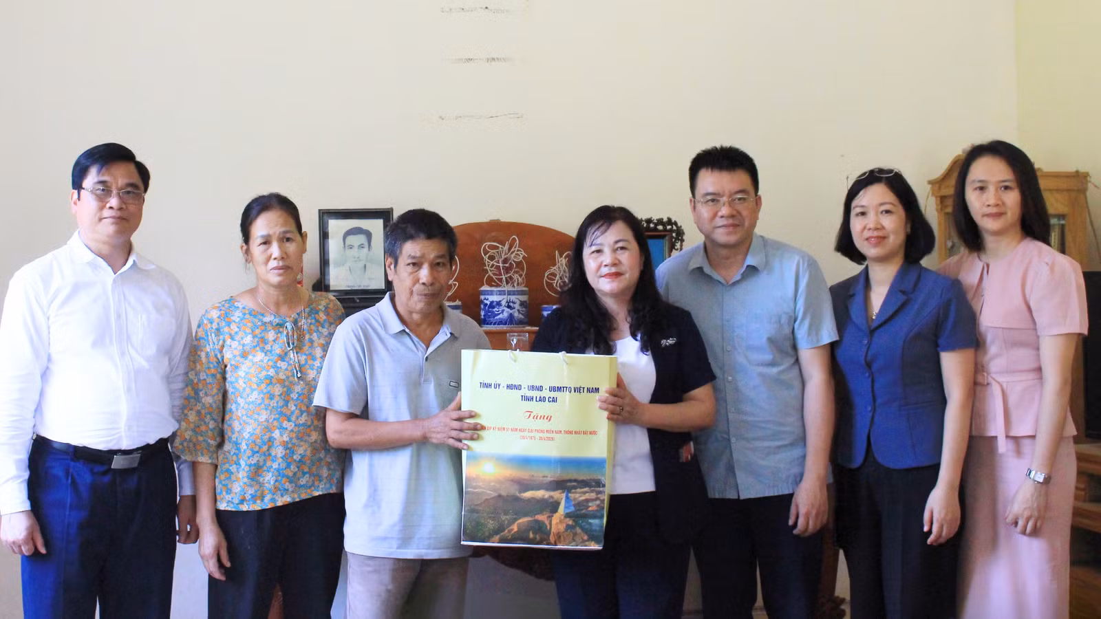 Đoàn công tác thăm, tặng quà ông Trịnh Văn Tạ.