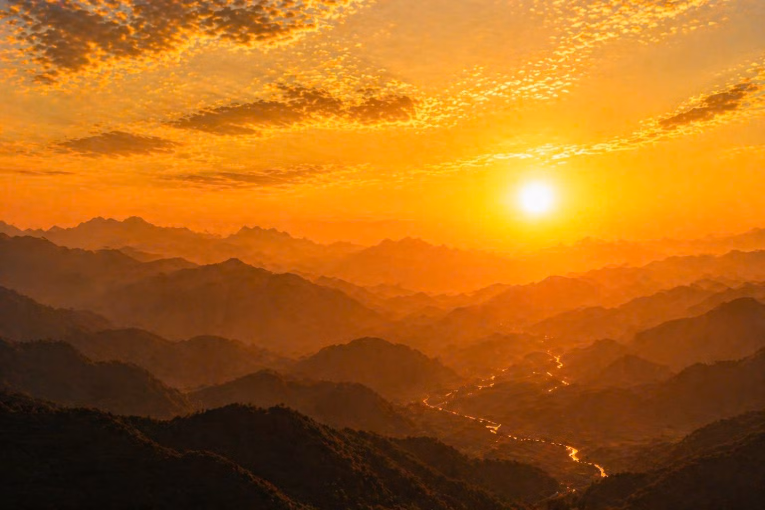 Hoàng hôn buông xuống đèo Ô Quy Hồ, nhuộm vàng cả dãy núi Hoàng Liên Sơn hùng vĩ.