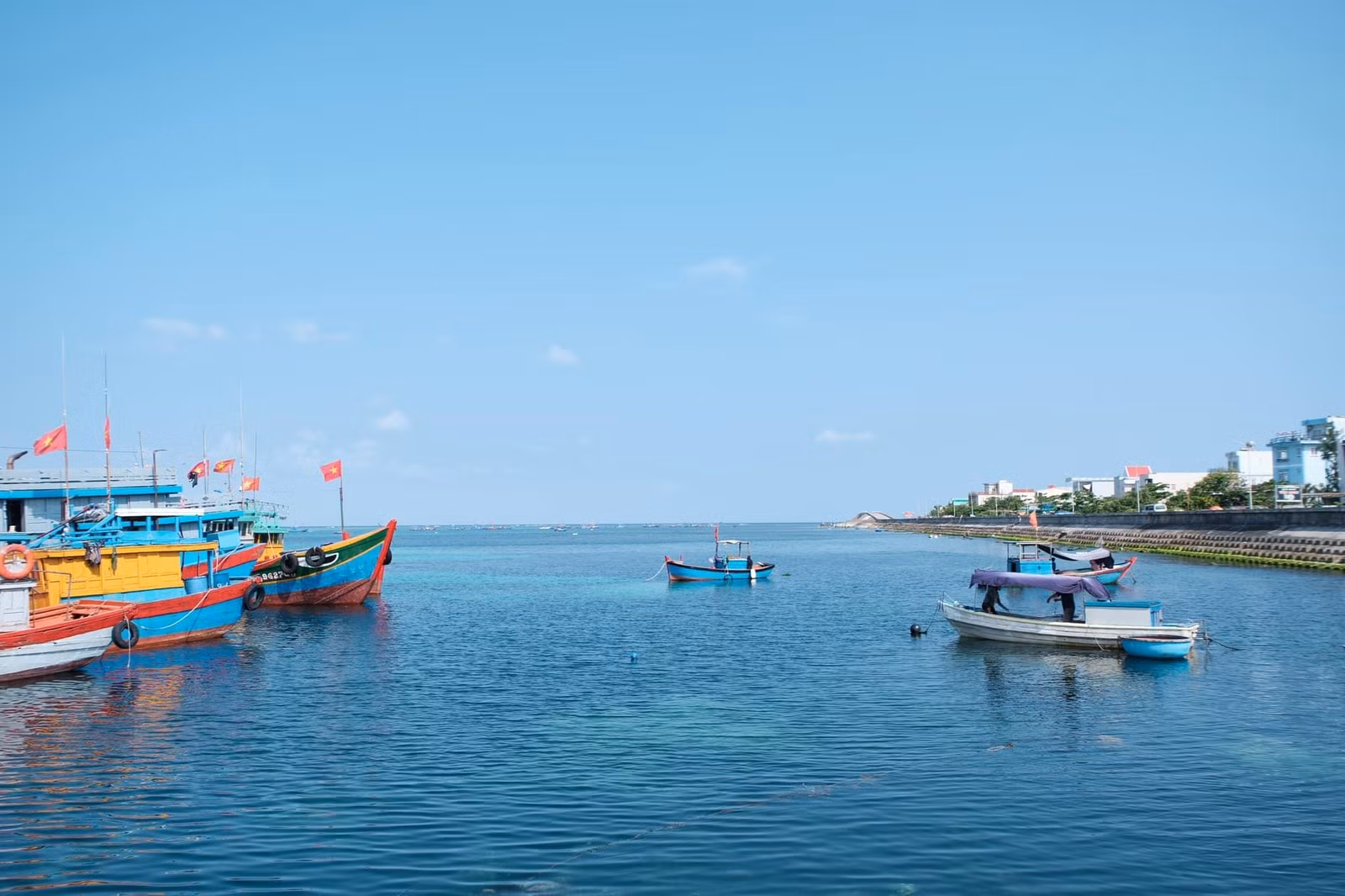 Đảo Lý Sơn sở hữu vẻ đẹp hoang sơ, chi phí du lịch phải chăng, thu hút du khách.