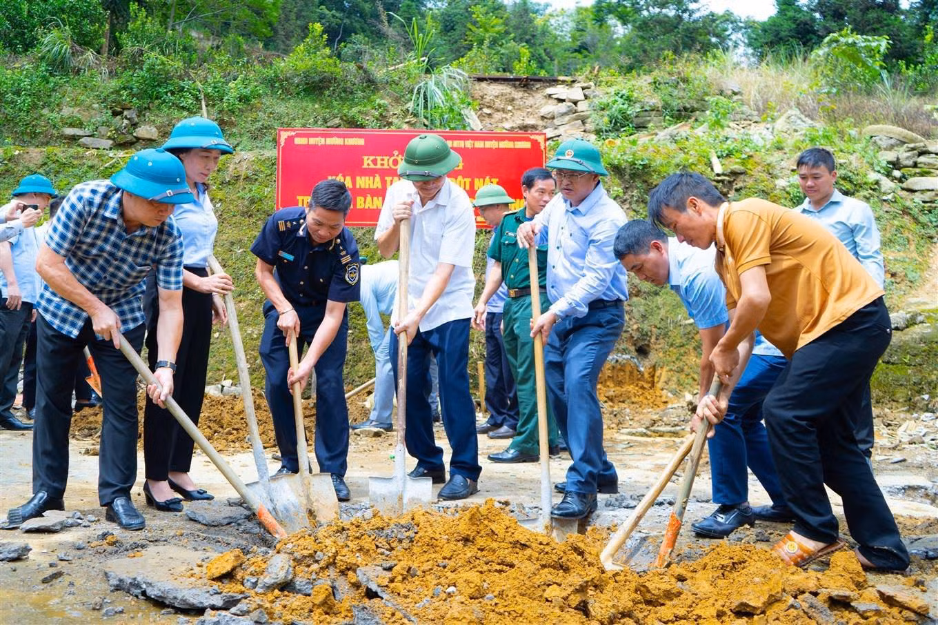 Lãnh đạo tỉnh Lào Cai, huyện Mường Khương tham gia khởi công nhà cho hộ gia đình ông Thào Seo Sần, thôn Sín Lùng Chải, xã Lùng Khấu Nhin.
