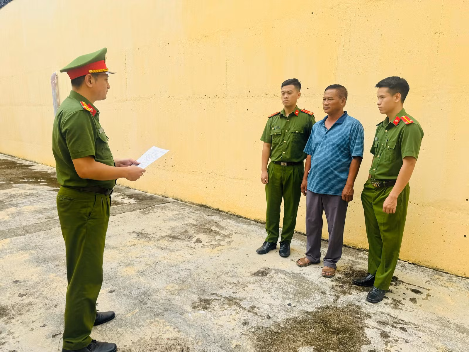 Ảnh 5. Thi hành lệnh bắt người bị giữ trong trường hợp khẩn cấp.jpg