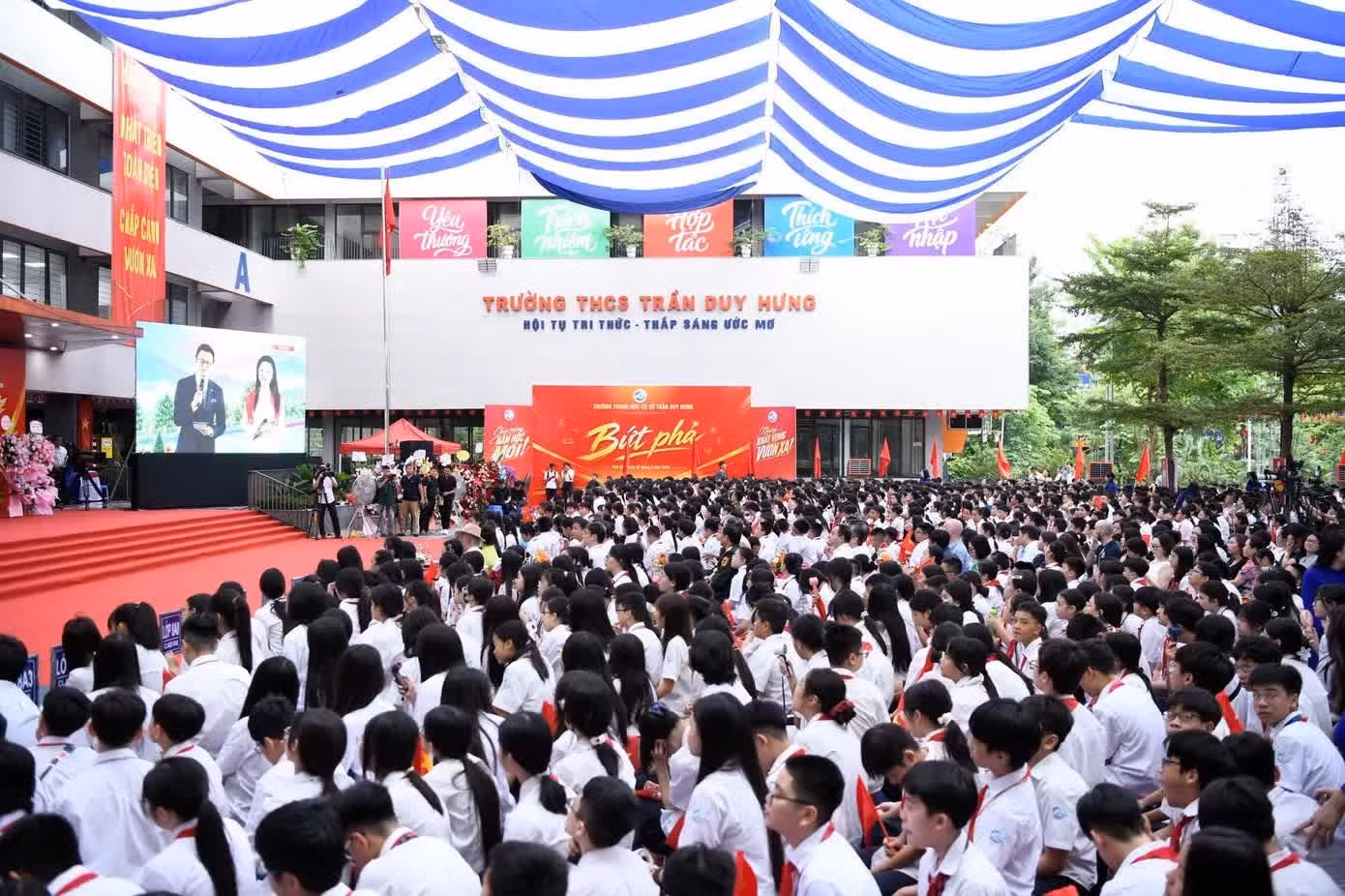 Sau lễ khai giảng năm học mới, các lớp tổ chức họp phụ huynh trong đó thường thông báo các khoản thu quỹ đầu năm.