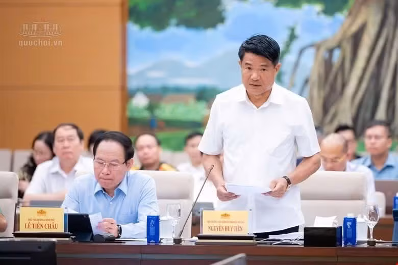 Viện trưởng VKSND tối cao Nguyễn Huy Tiến trình bày tờ trình tại phiên họp.