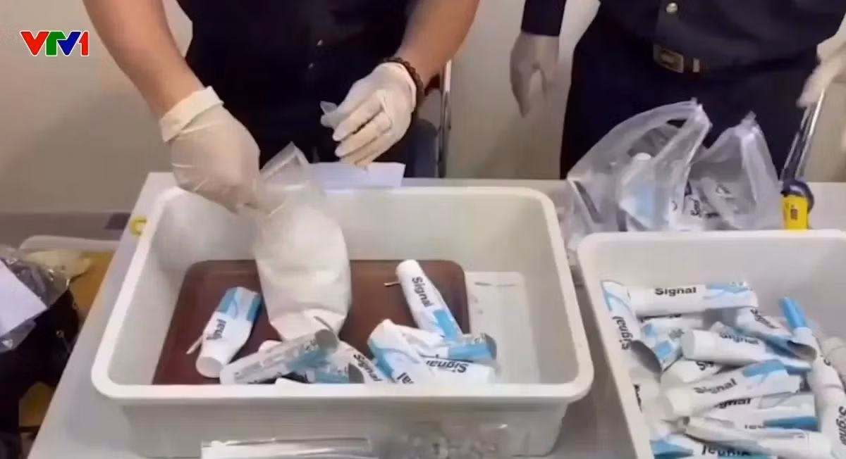 Số ma túy được ngụy trang trong kem đánh răng bị phát hiện tại sân bay Tân Sơn Nhất.