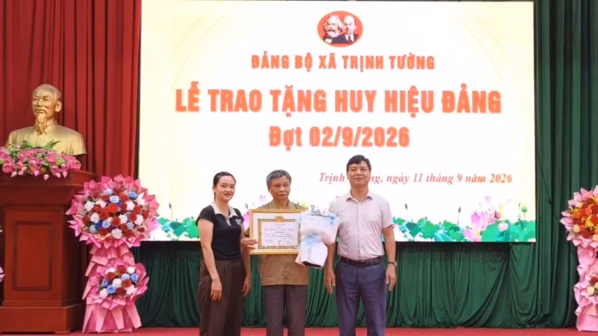 4-trao-huy-hieu-45-nam-tuoi-dang-cho-dang-vien-do-van-chi-8215.jpg
