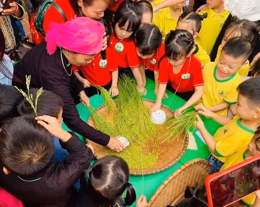 Không gian trải nghiệm làm cốm giúp du khách hiểu thêm về nghề truyền thống và những giá trị văn hóa gắn với đời sống người dân Hợp Thành.