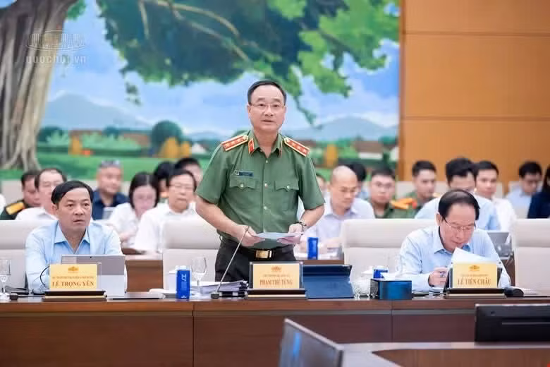 Thứ trưởng Phạm Thế Tùng trình bày tờ trình tại phiên họp.
