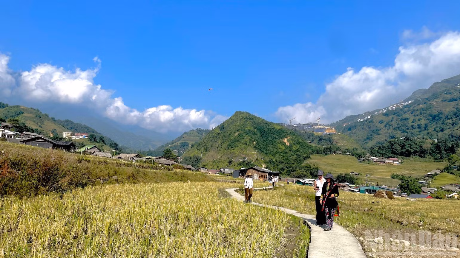 Du khách trải nghiệm tour khám phá văn hóa bản địa. (Ảnh: NGỌC LIÊN)