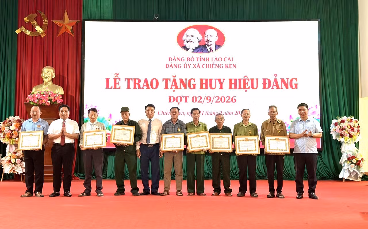 lanh-dao-dang-uy-xa-trao-huy-hieu-cho-cac-dang-vien.jpg