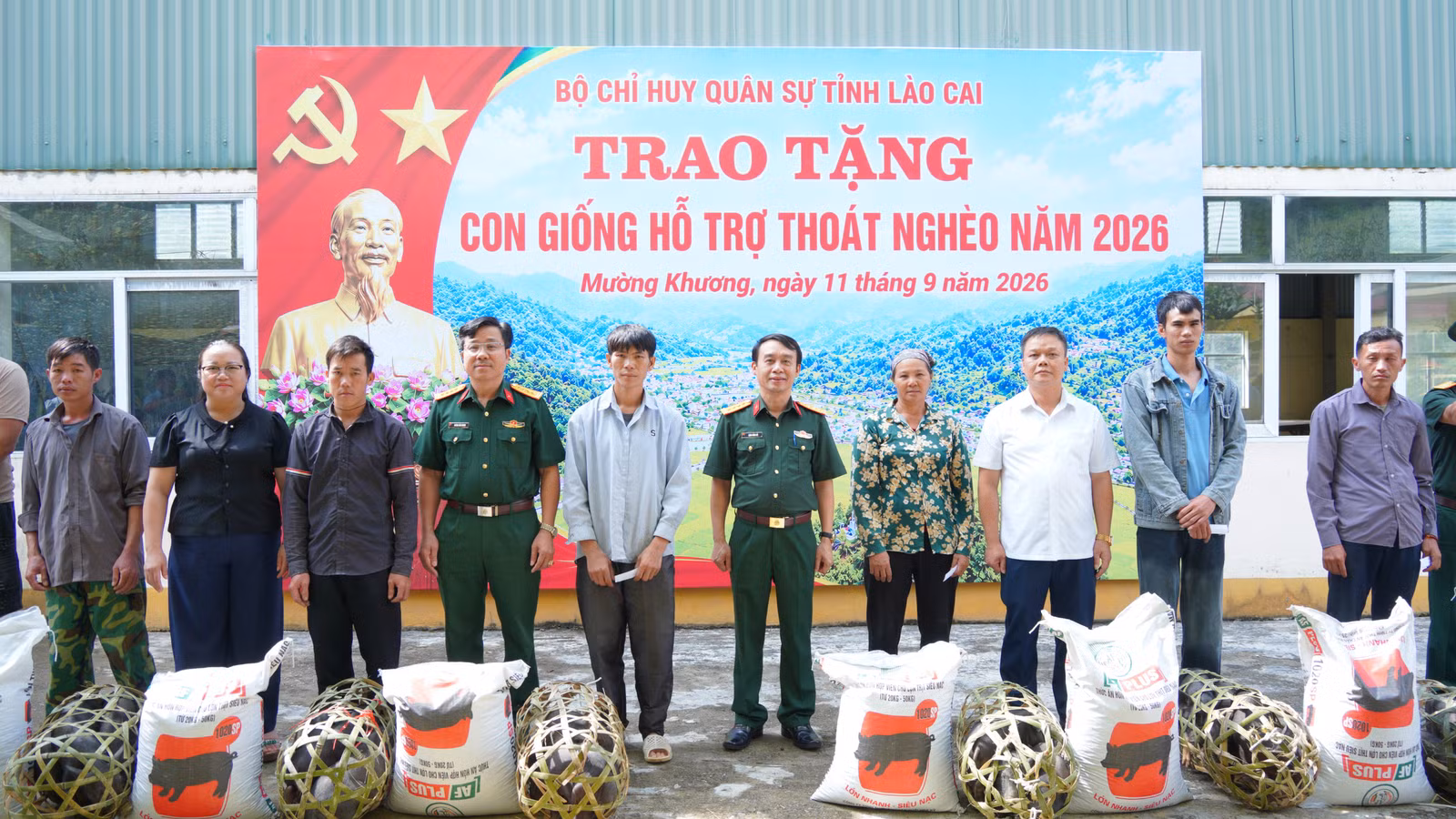 lanh-dao-bo-chi-huy-quan-su-tinh-lao-cai-va-lanh-dao-xa-muong-khuong-trao-lon-giong-va-thuc-an-chan-nuoi-ho-tro-cho-cac-gia-dinh-ho-ngheo.jpg