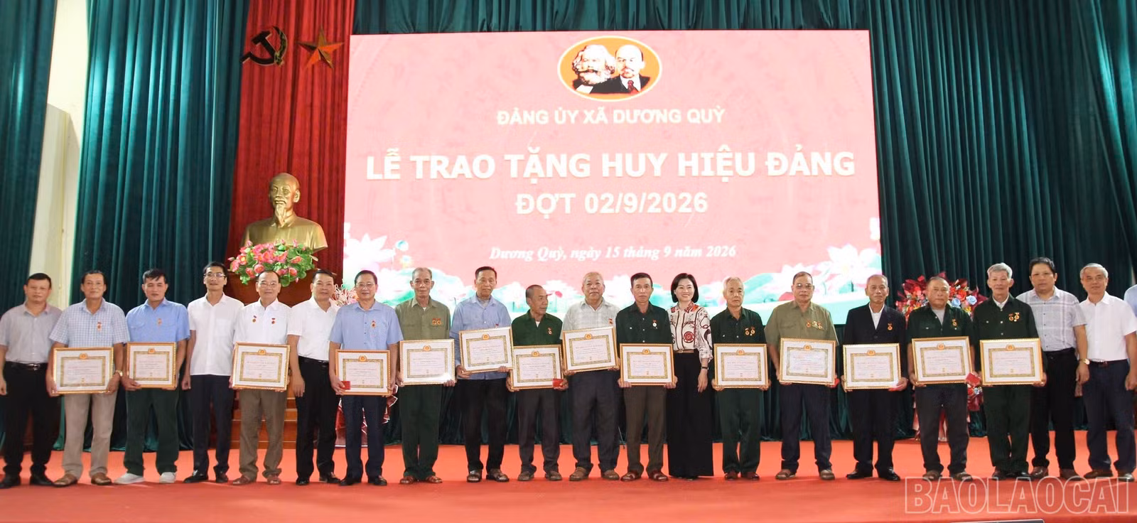 baolaocai-br_thuong-truc-dang-uy-xa-chup-anh-cung-16-dang-vien-duoc-nhan-huy-hieu-dot-2-9.jpg
