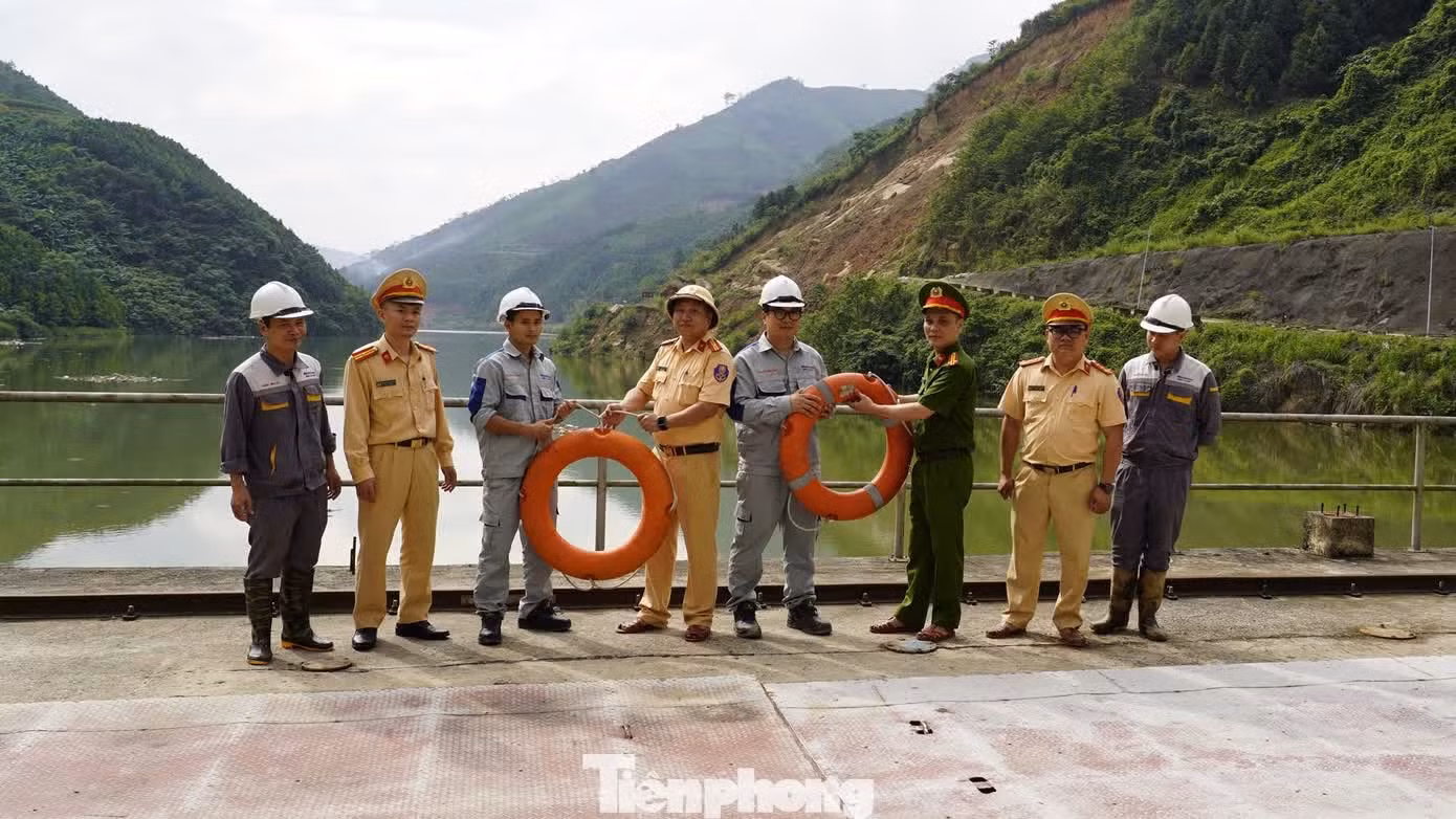 Các đơn vị trao tặng hàng trăm phao cứu sinh cho các cơ sở để chủ động phòng chống trong mưa lũ.