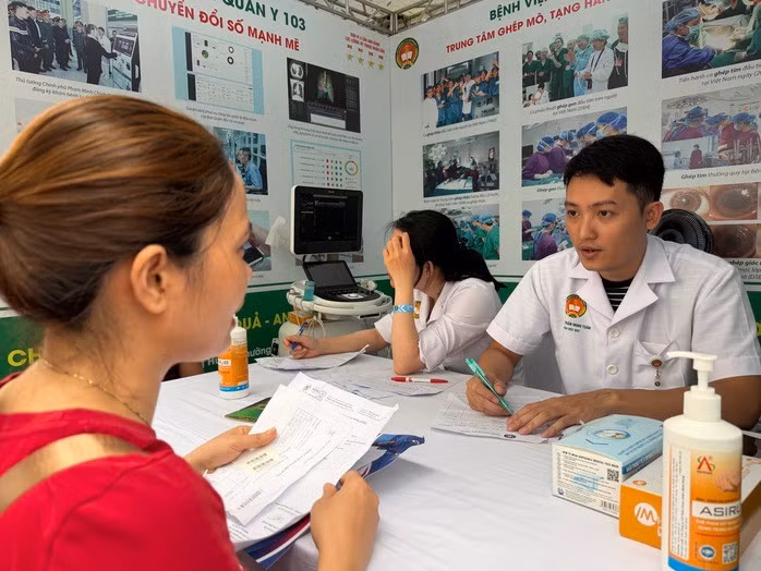 Thăm khám, tư vấn chăm sóc sức khỏe cho người dân.