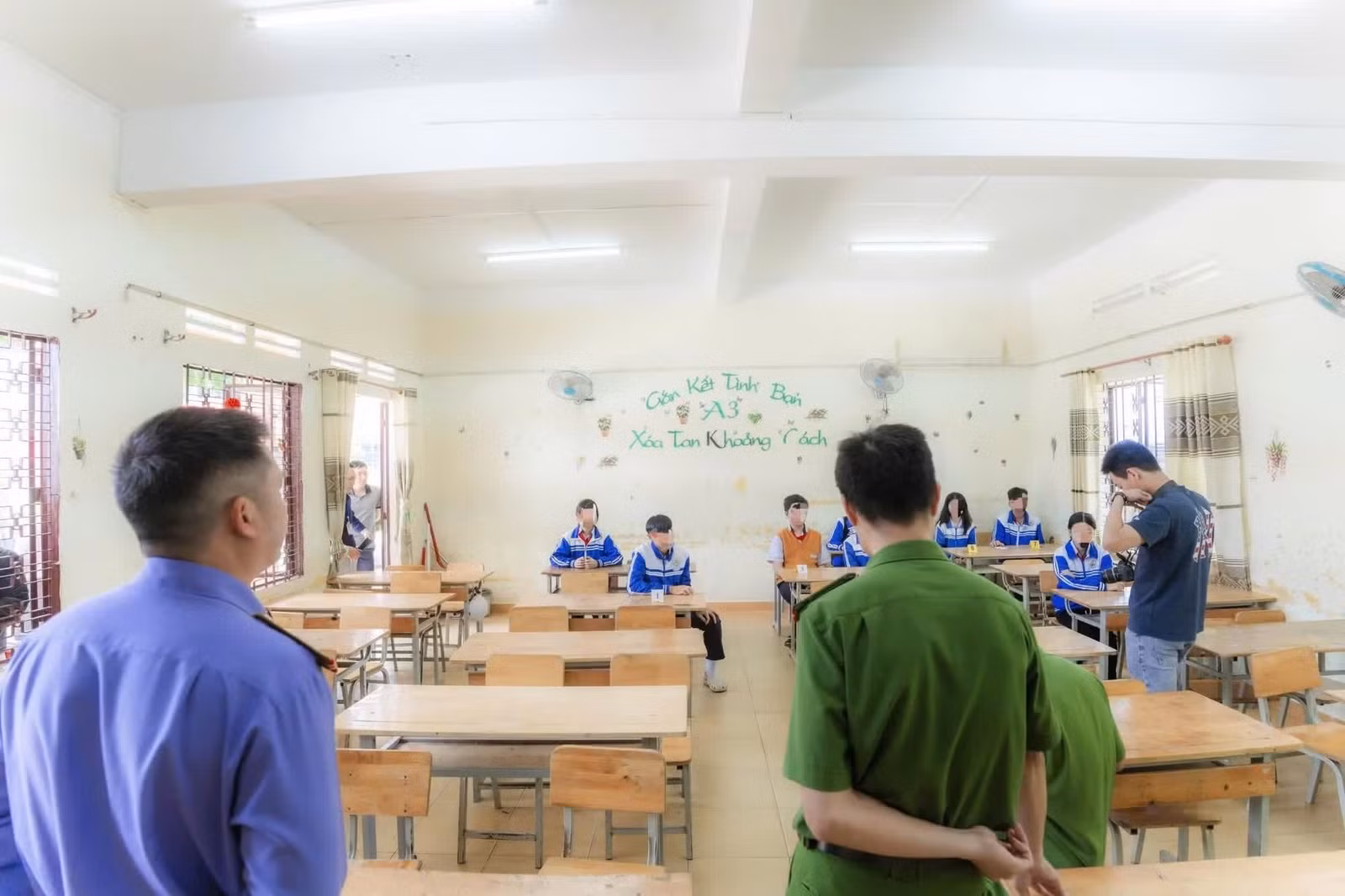 Lực lượng chức năng làm việc với những học sinh liên quan.