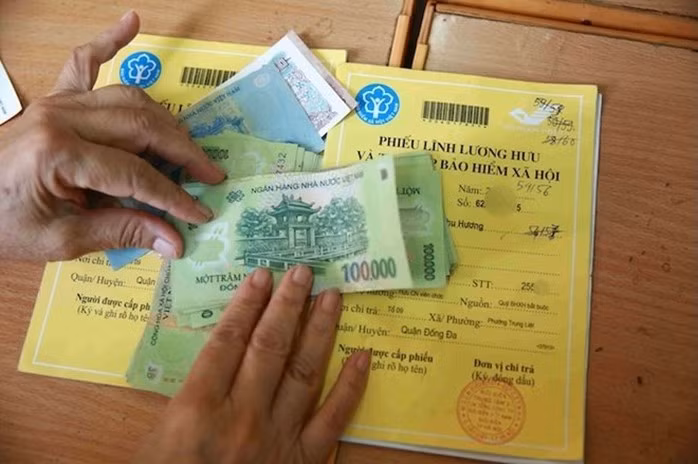 Người dân nhận lương hưu, trợ cấp BHXH tại điểm chi trả.