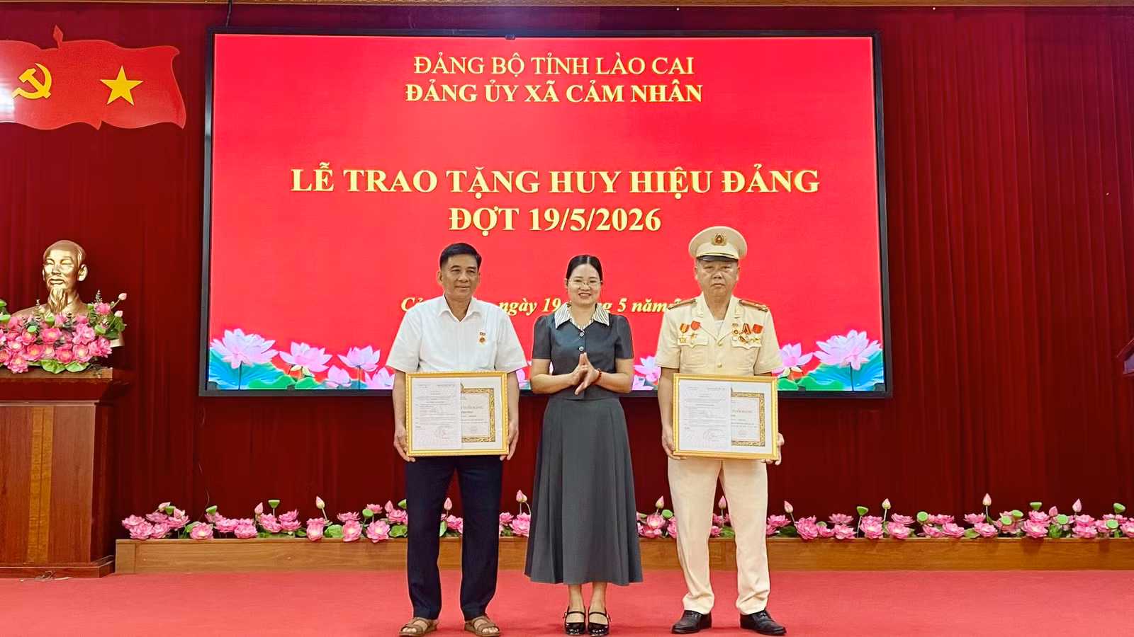 lanh-dao-dang-uy-xa-cam-nhan-trao-tang-huy-hieu-dang-cho-cac-dang-vien-2.jpg