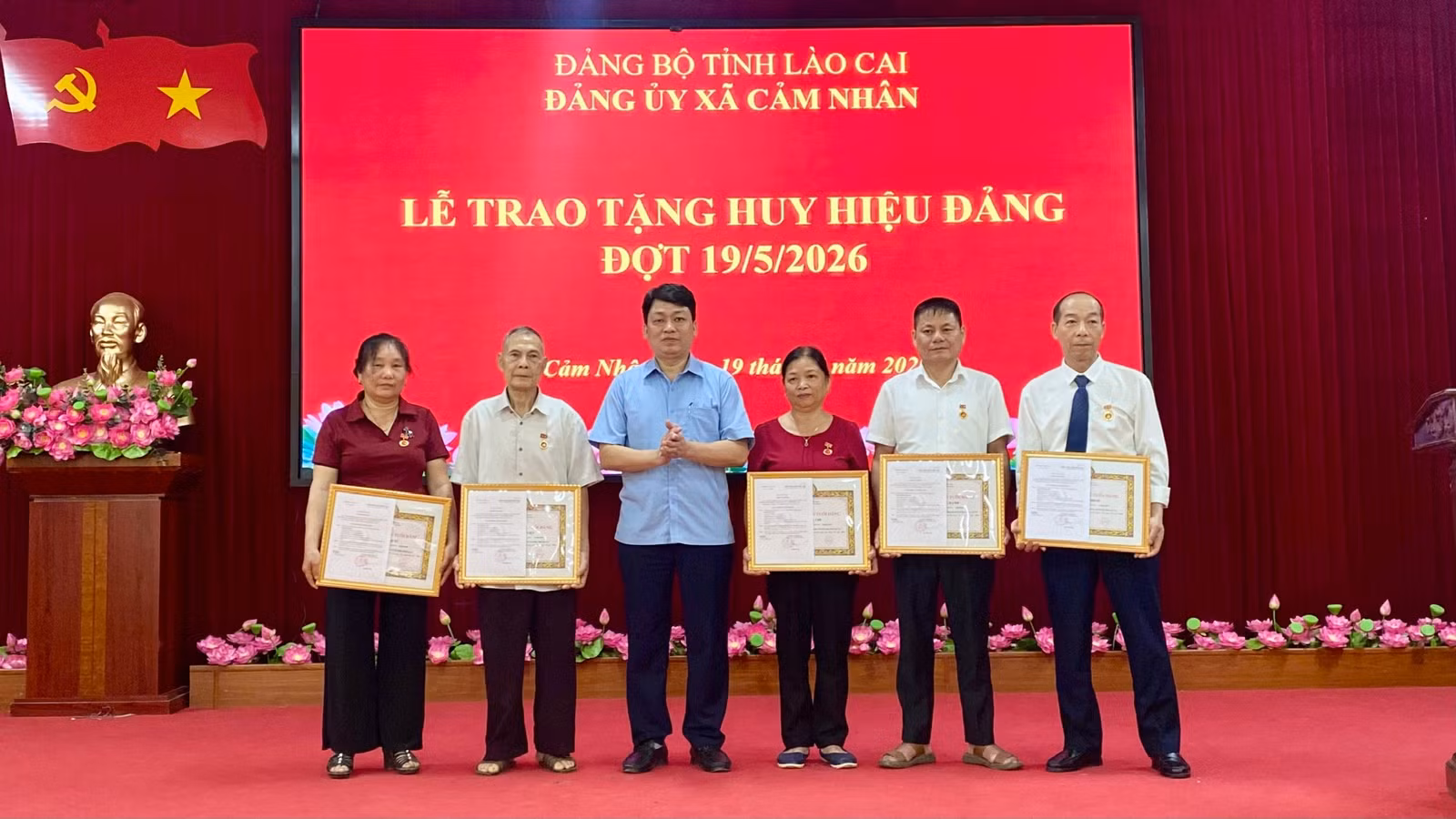 lanh-dao-dang-uy-xa-cam-nhan-trao-tang-huy-hieu-dang-cho-cac-dang-vien-1.jpg