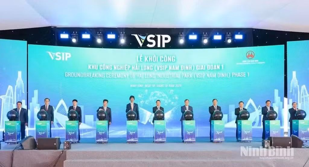 Các đại biểu thực hiện nghi thức bấm nút khởi công Khu công nghiệp Hải Long (VSIP Nam Định) giai đoạn 1 hồi tháng 2/2026.