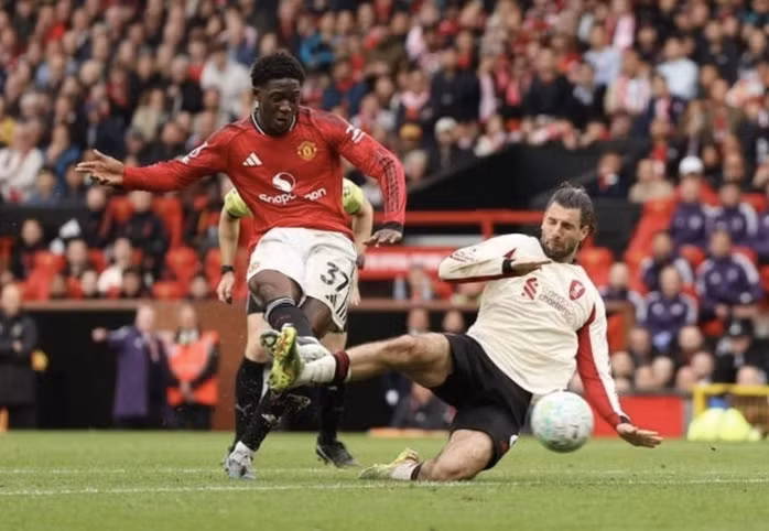Kobbie Mainoo ghi bàn quyết định cho Man United.