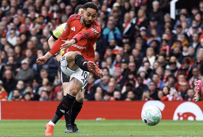 Matheus Cunha mở tỉ số sớm cho Man United.